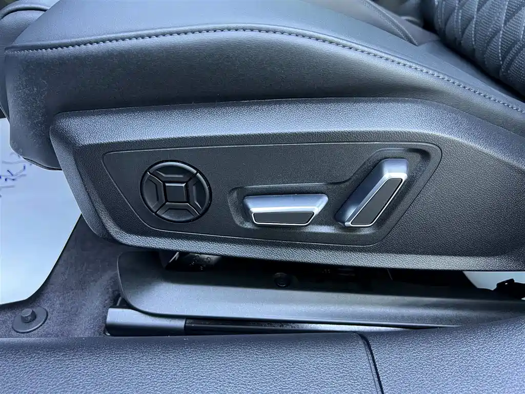 Audi A6L 2025 45 TFSI Zhenxuan Dynamic Trim