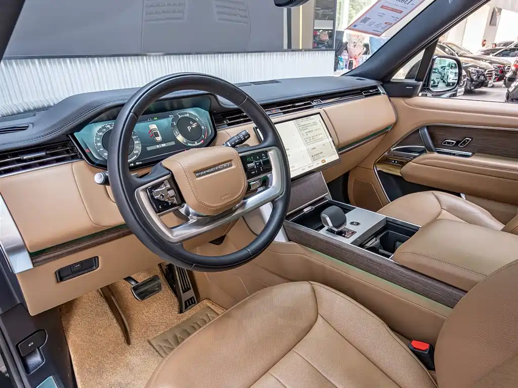 Range Rover 2025 3.0 L6 400PS Vogue LWB