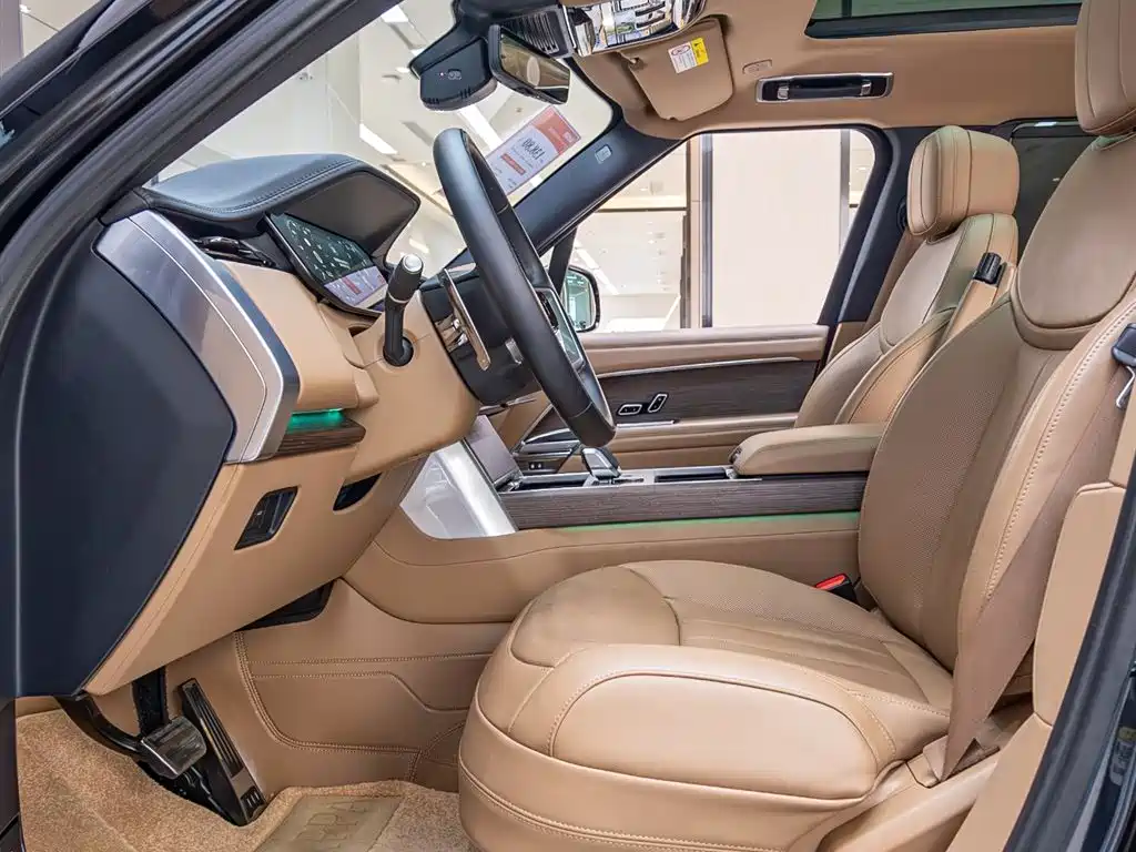 Range Rover 2025 3.0 L6 400PS Vogue LWB