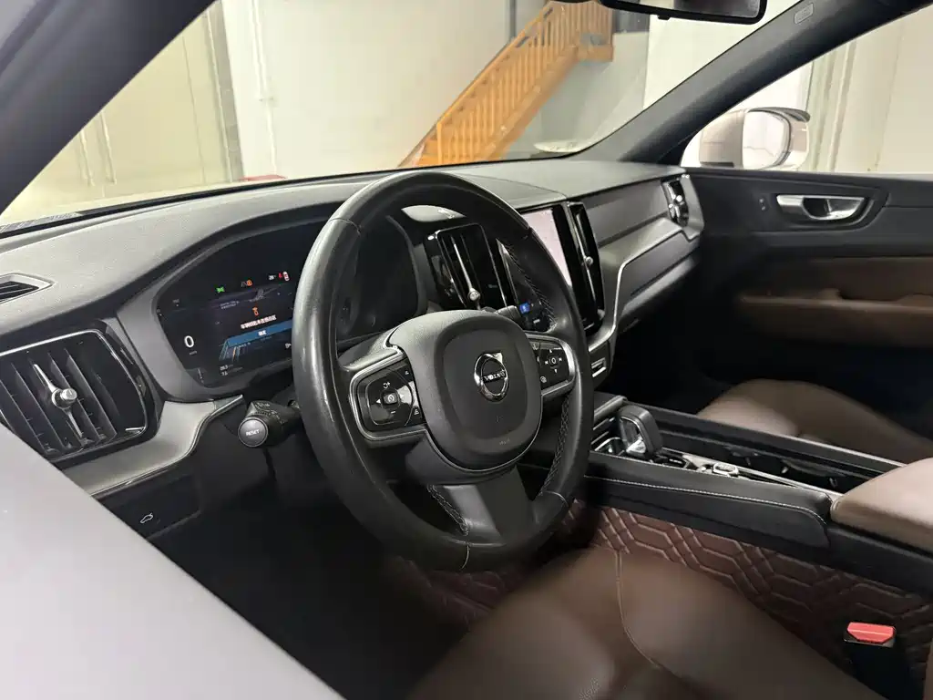 Volvo XC60 2023 B5 AWD Momentum