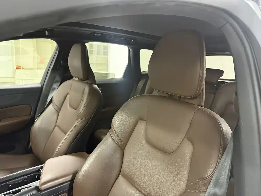Volvo XC60 2023 B5 AWD Momentum