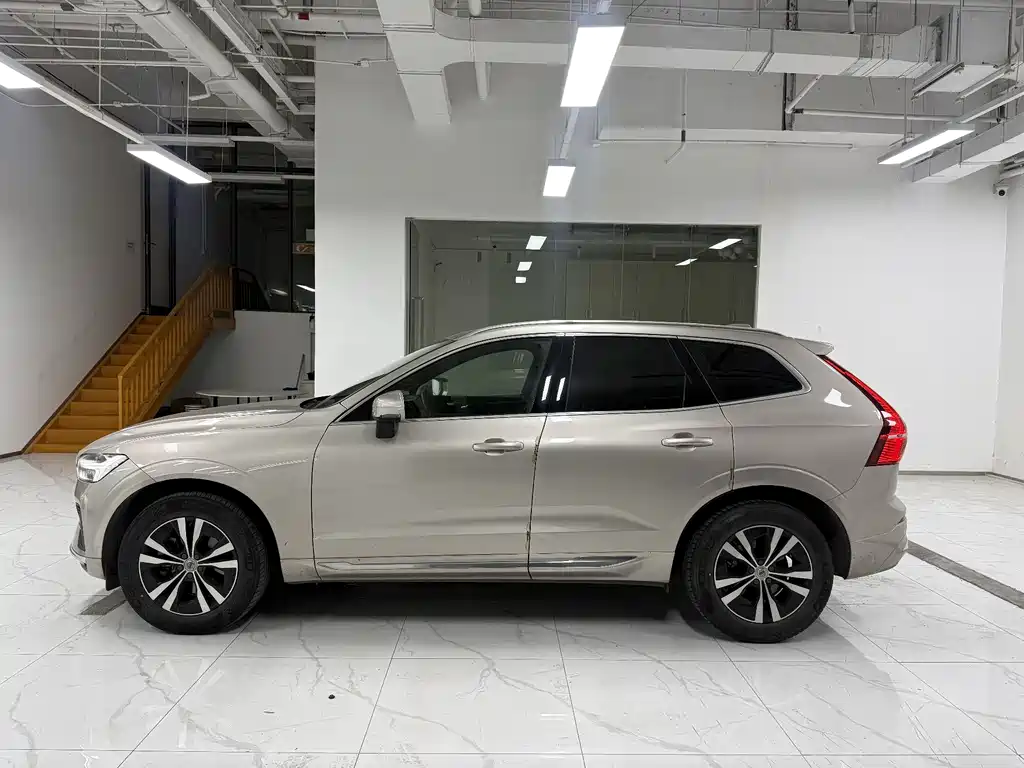 Volvo XC60 2023 B5 AWD Momentum