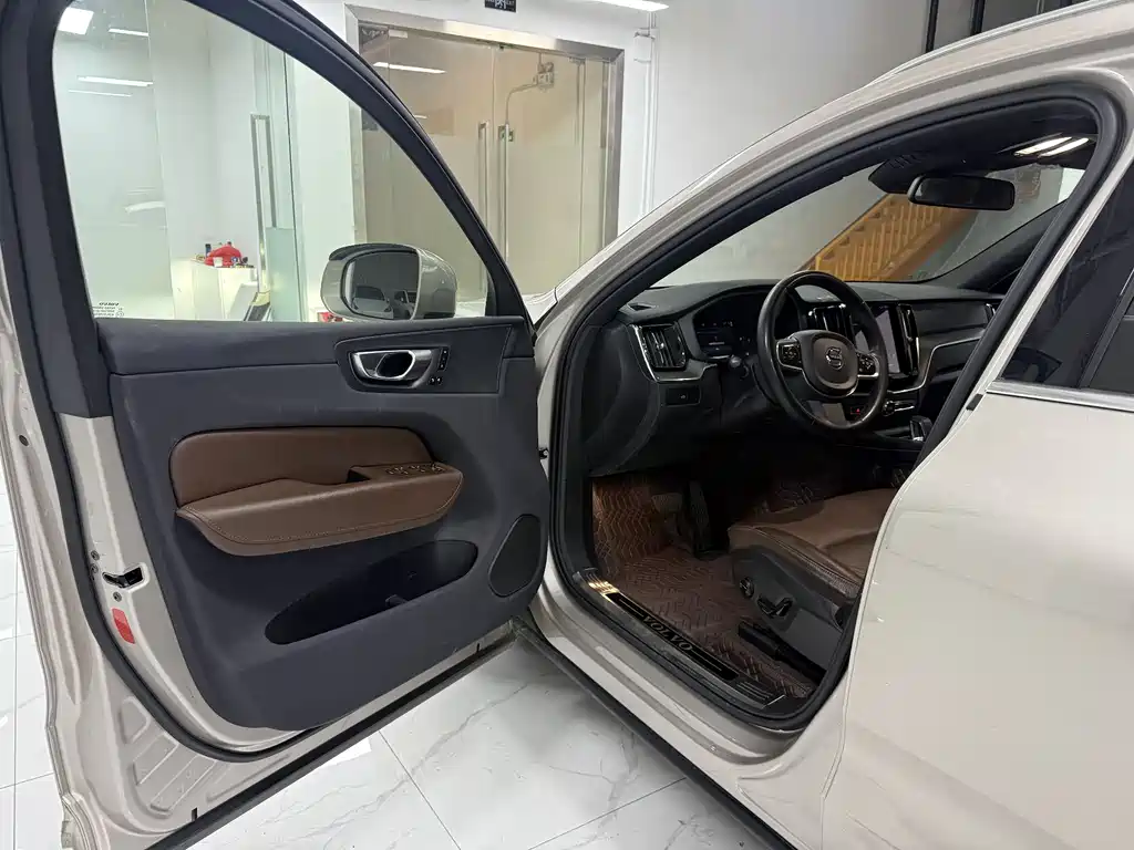 Volvo XC60 2023 B5 AWD Momentum