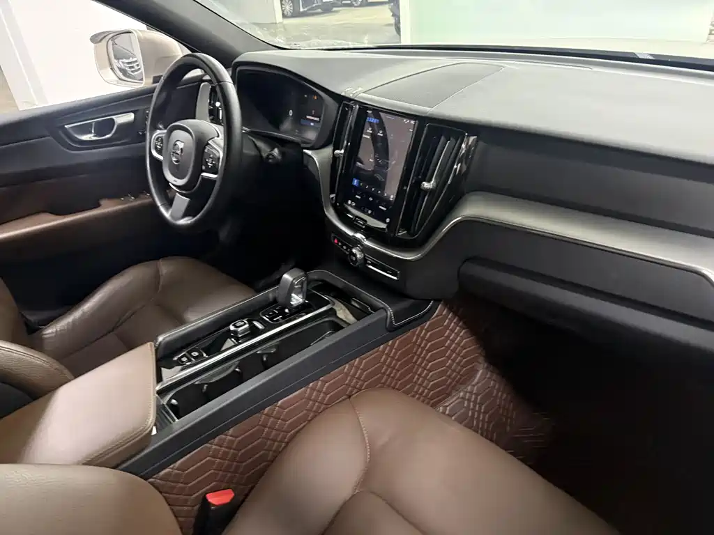 Volvo XC60 2023 B5 AWD Momentum