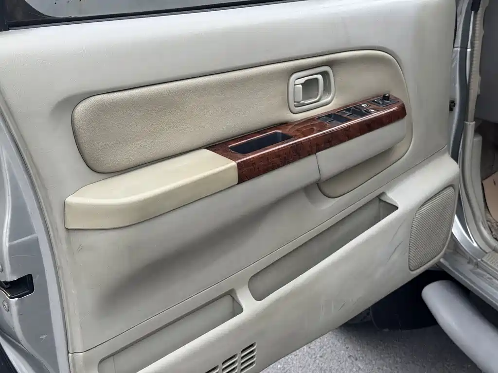 Nissan Paladin 2004 2.4L 4WD Luxury Edition