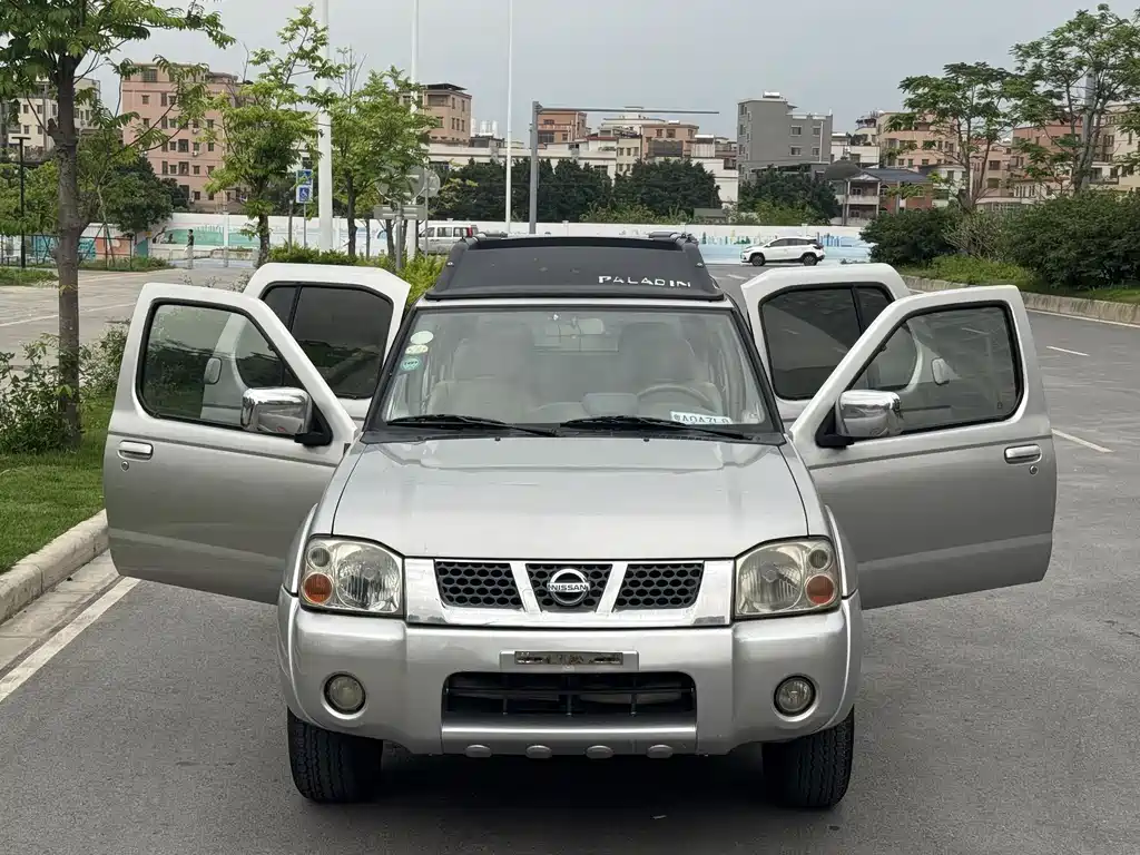 Nissan Paladin 2004 2.4L 4WD Luxury Edition