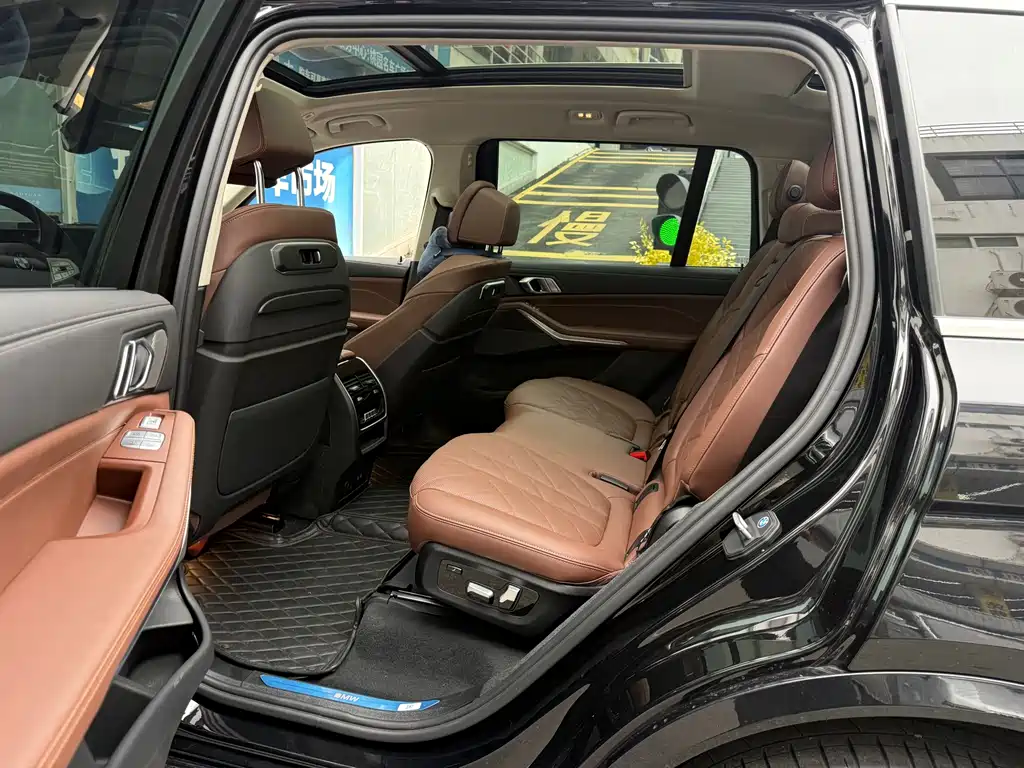 BMW X7 2023 xDrive40i Leading Trim Luxury Package