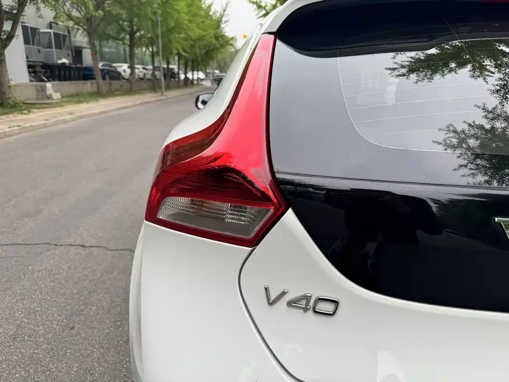 Volvo V40 2015 1.6T Kinetic