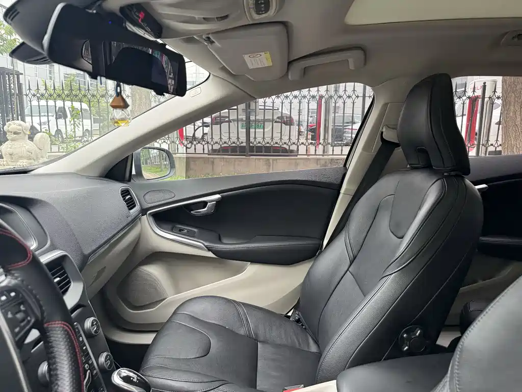 Volvo V40 2015 1.6T Kinetic