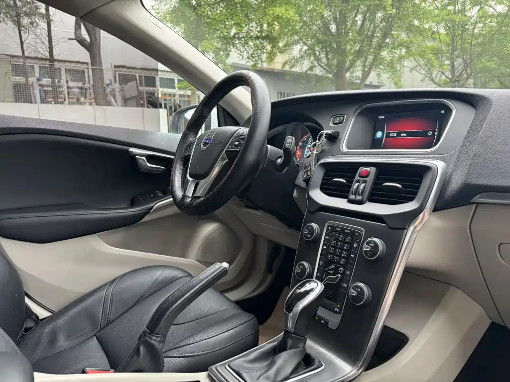 Volvo V40 2015 1.6T Kinetic