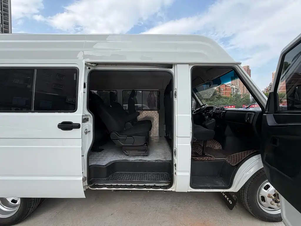 Iveco Daily 2023 2.5T A37M1 Long Wheelbase Medium Roof Dual Rear Wheels Manual Door 5-9 Seats