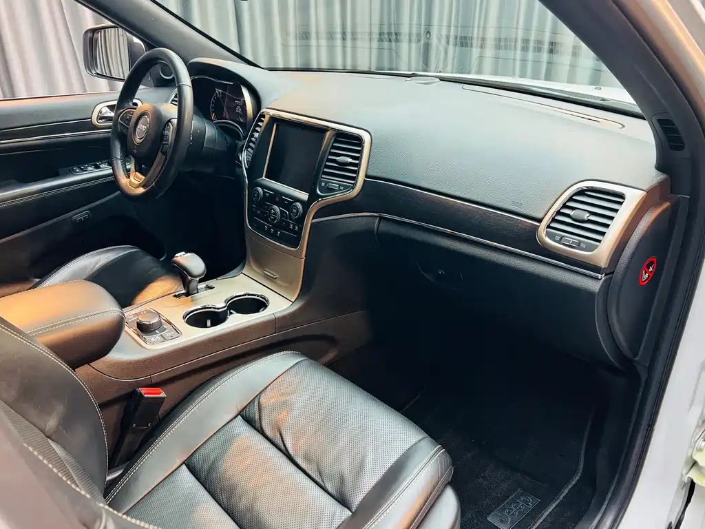 Jeep Grand Cherokee 2015 3.6L Elite Navigation Edition