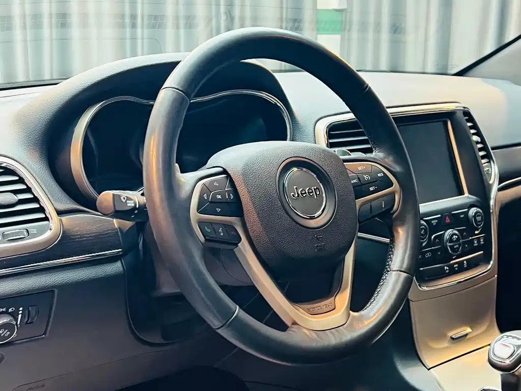 Jeep Grand Cherokee 2015 3.6L Elite Navigation Edition