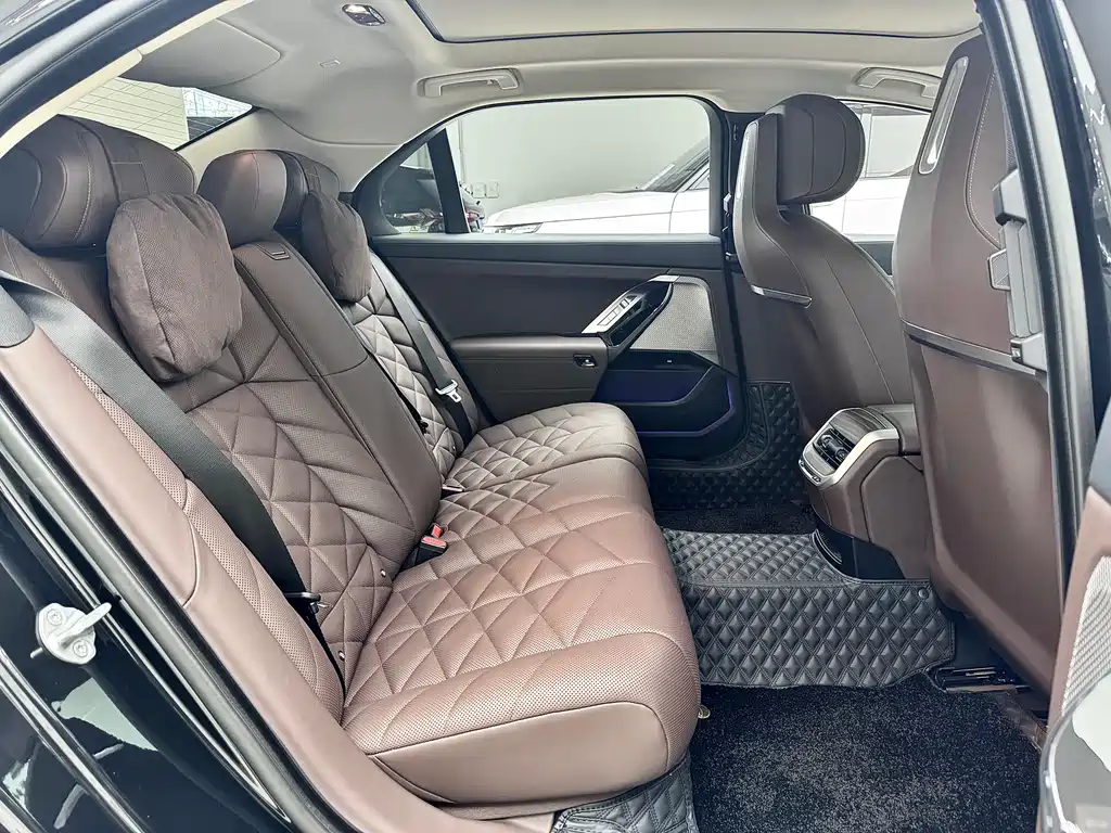 BMW 7 Series 2023 735Li M Sport Package