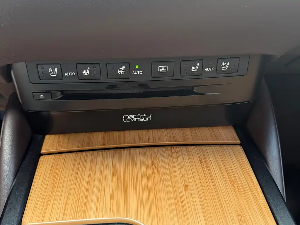 Lexus ES 2018 300h Executive Edition China V