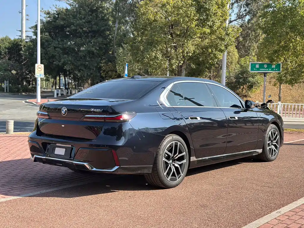 BMW 7 Series 2023 735Li M Sport Package