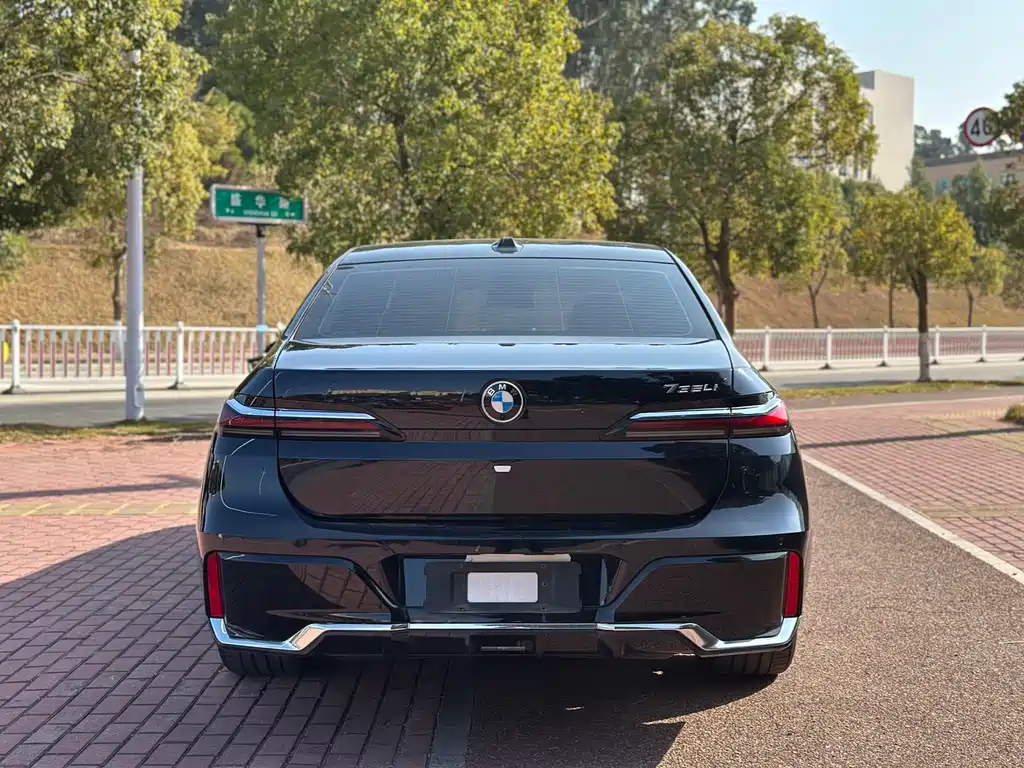BMW 7 Series 2023 735Li M Sport Package