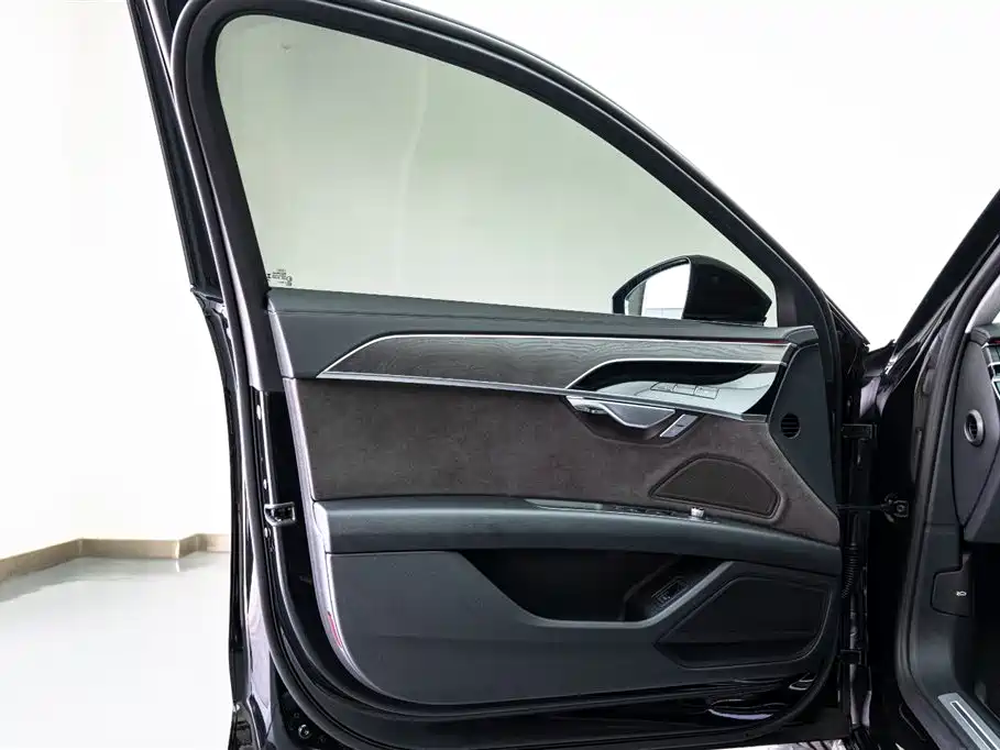 Audi A8L 2025 45 TFSI quattro Luxury