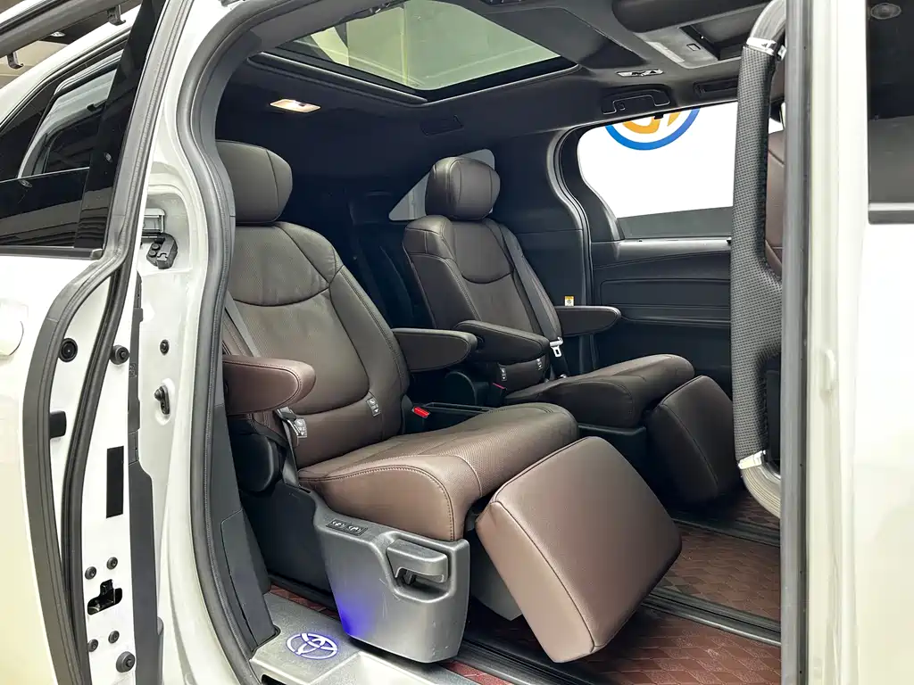 Toyota Sienna 2024 2.5L Hybrid Platinum Edition