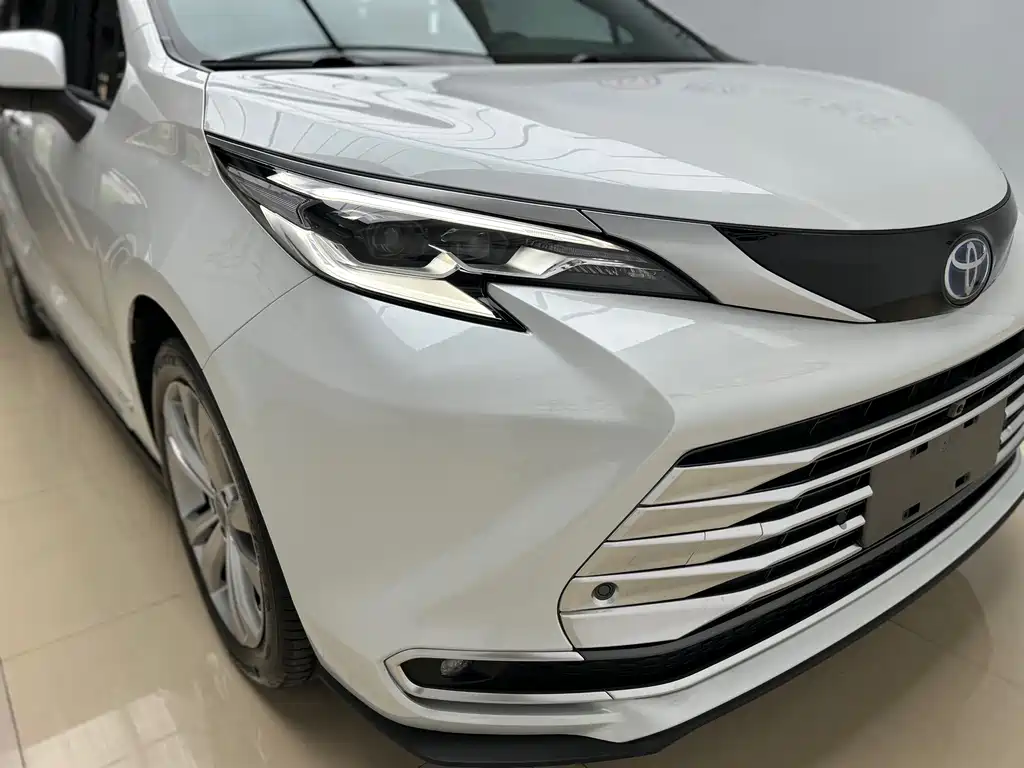 Toyota Sienna 2024 2.5L Hybrid Platinum Edition