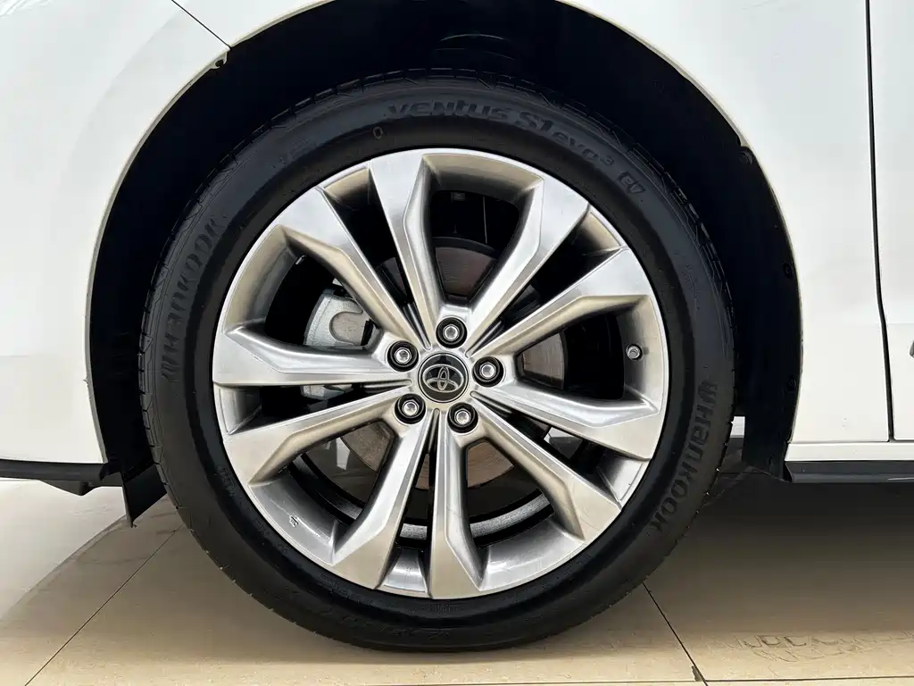 Toyota Sienna 2024 2.5L Hybrid Platinum Edition