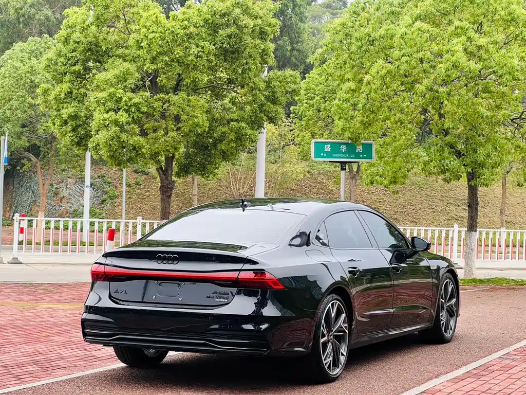 Audi A7L 2024 45 TFSI quattro S-line Black Warrior Edition