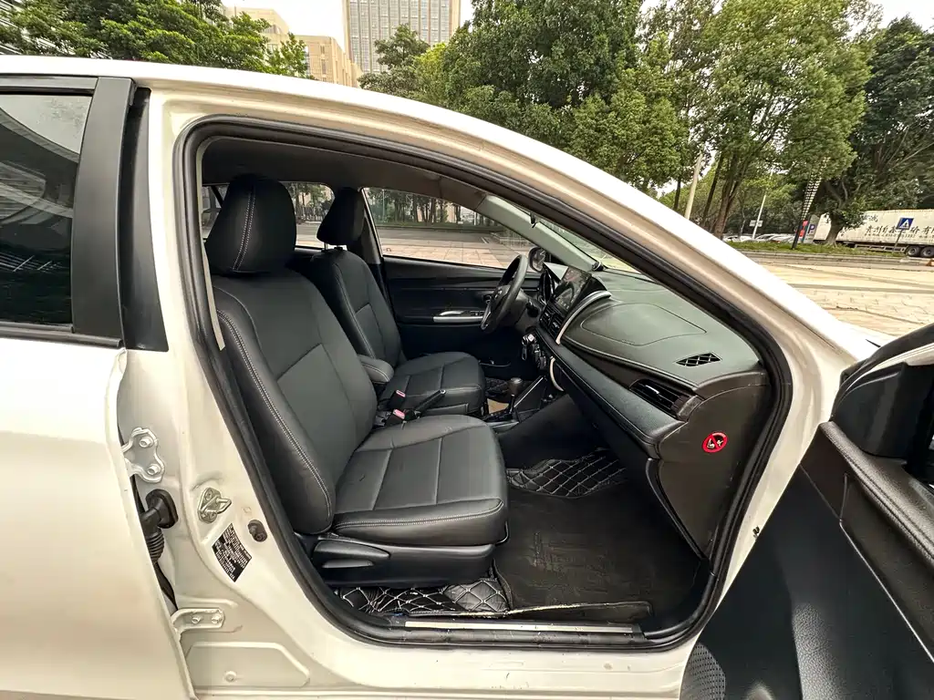 YARiS L 2015 1.5E Automatic Meidong Edition