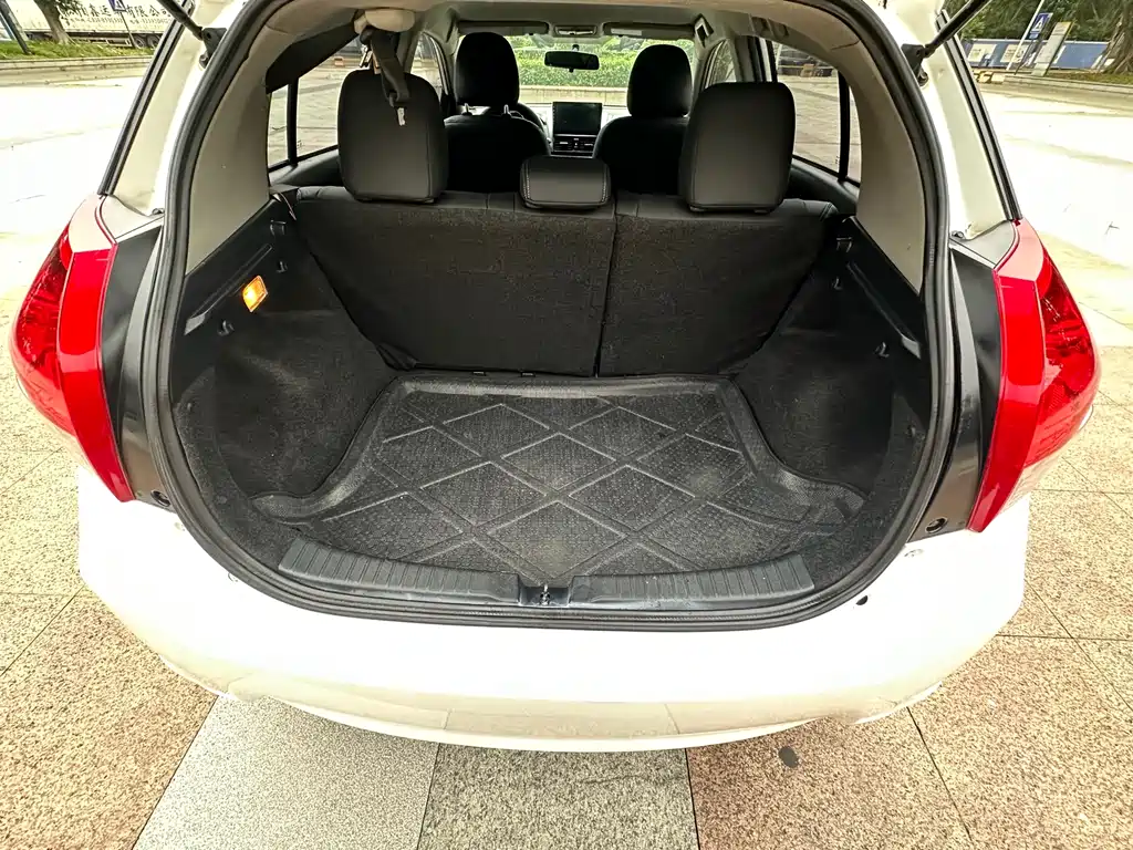 YARiS L 2015 1.5E Automatic Meidong Edition