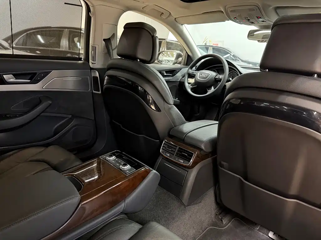 Audi A8L 45 TFSI quattro Comfort Edition