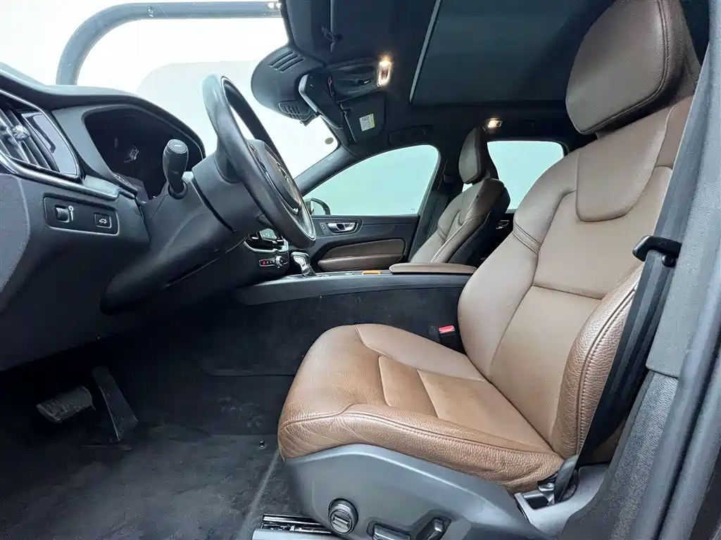 Volvo XC60 2020 T5 AWD Momentum Luxury Edition