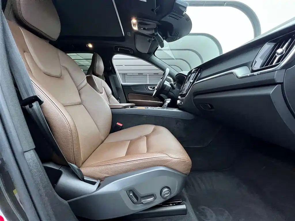 Volvo XC60 2020 T5 AWD Momentum Luxury Edition