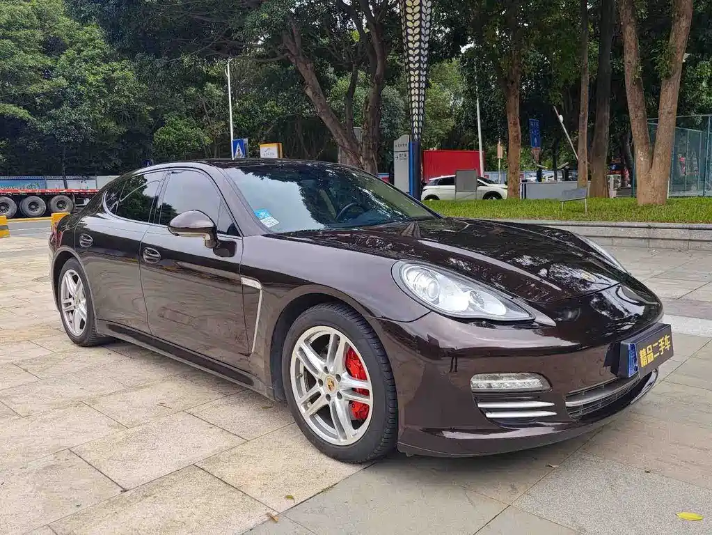 Porsche Panamera 4 Platinum Edition 3.6L 2013