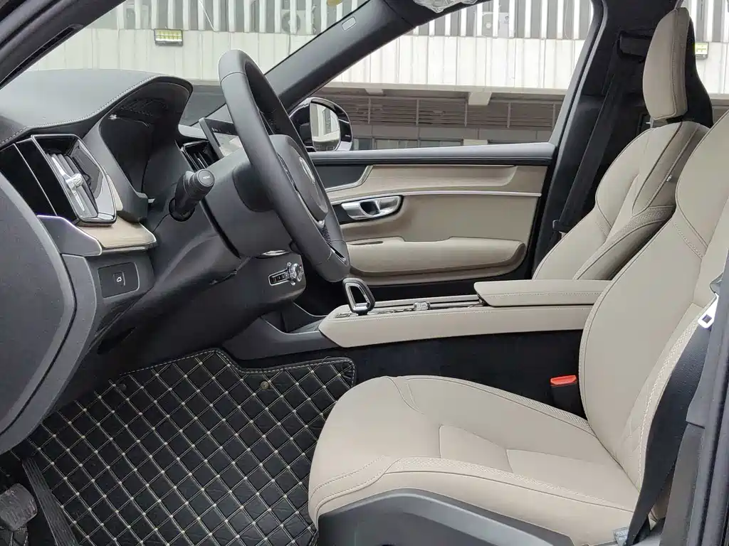 Volvo XC90 B5 AWD Core 5-Seater