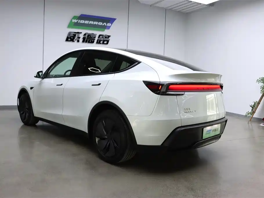 Model Y 2025 Rear-Wheel Drive