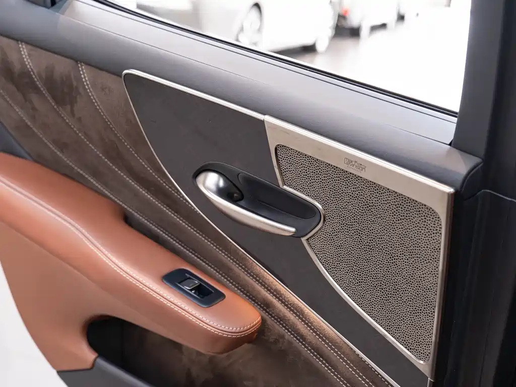 Lexus LS 2018 500h Executive Edition China V