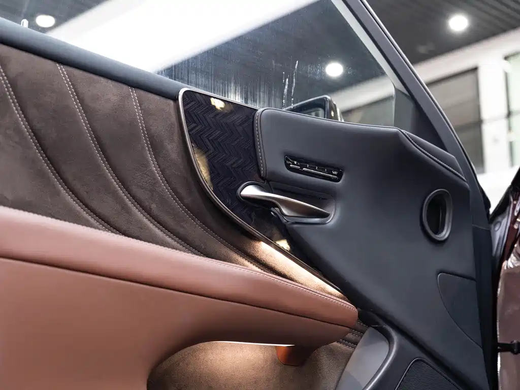 Lexus LS 2018 500h Executive Edition China V