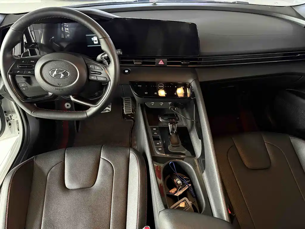 Hyundai Elantra 2022 240TGDi DCT LUX Premium Edition