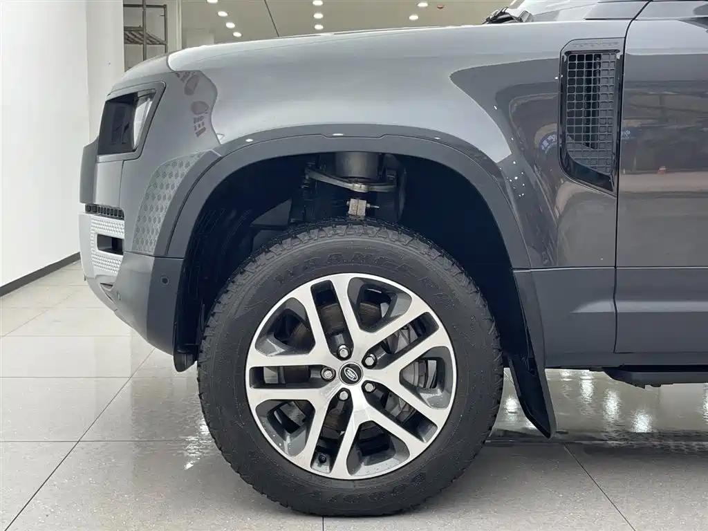 Land Rover Defender 2025 110 3.0T P400 Dark Edition