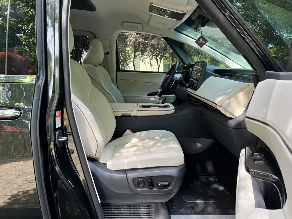 Lexus LM 2023 500h Six-Seater Prestige Edition