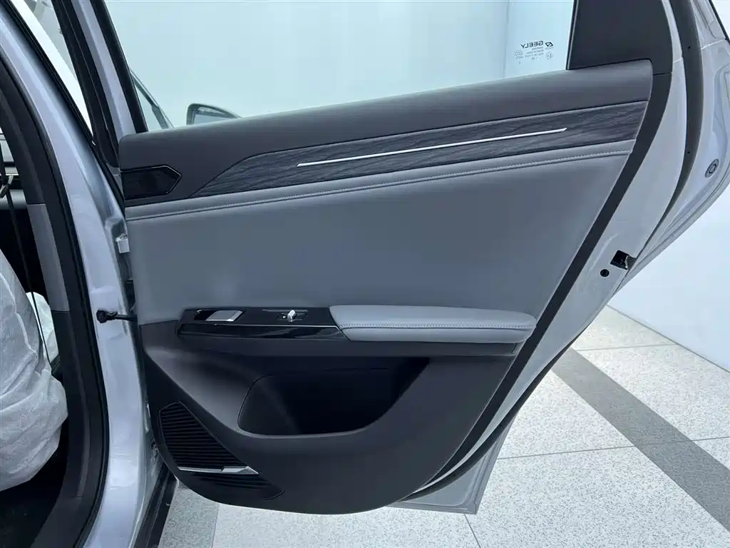 Geely Galaxy L6 2025 EM-i 140 km Explorer+