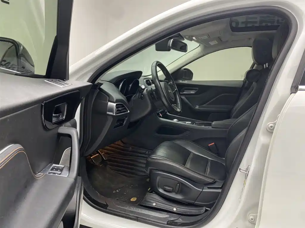 Jaguar F-PACE 2018 2.0T AWD Urban Prestige Edition