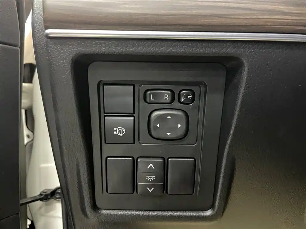 Prado 2019 3.5L Automatic TX-L Premium Edition Rear-Mounted Spare Tire