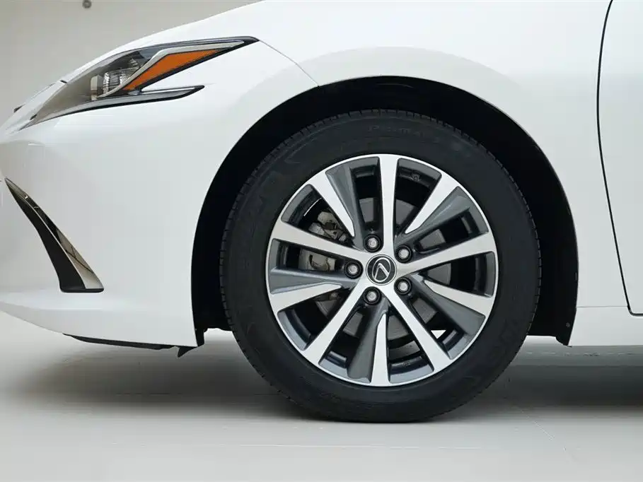 Lexus ES 200 2018