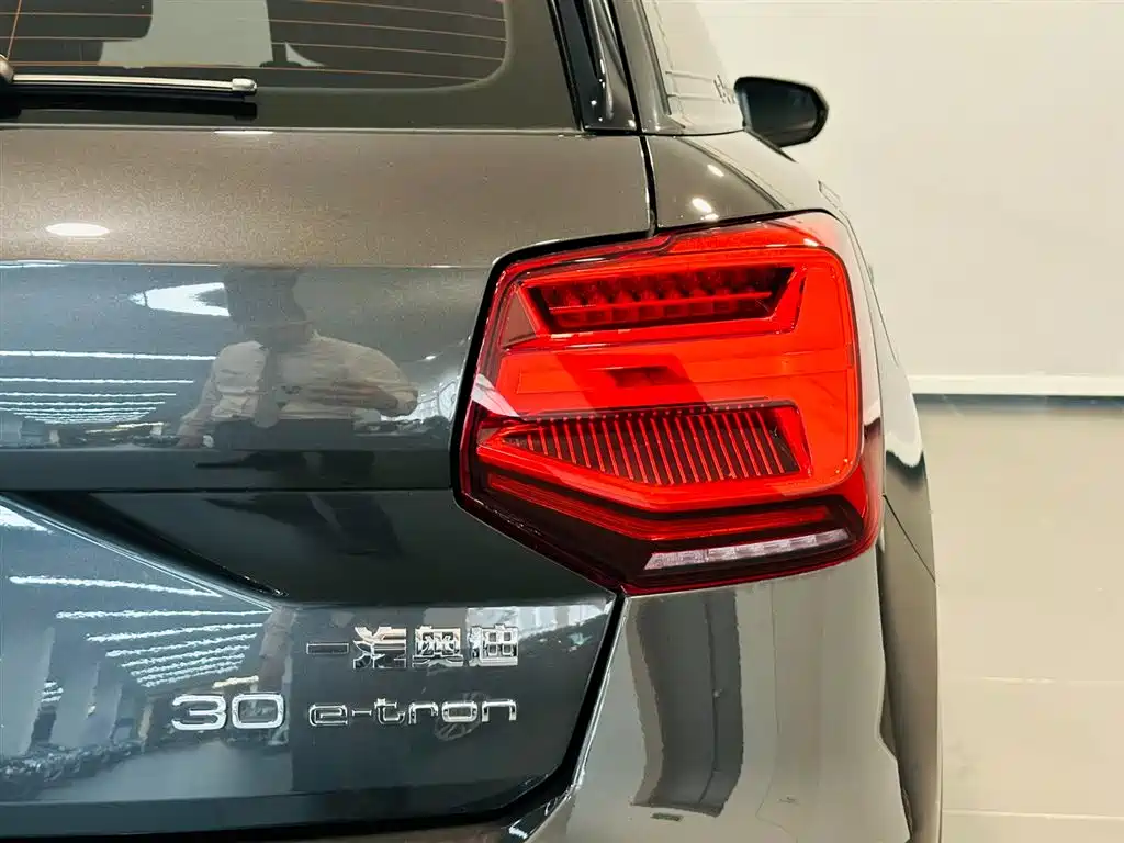 Audi Q2L e-tron 2019