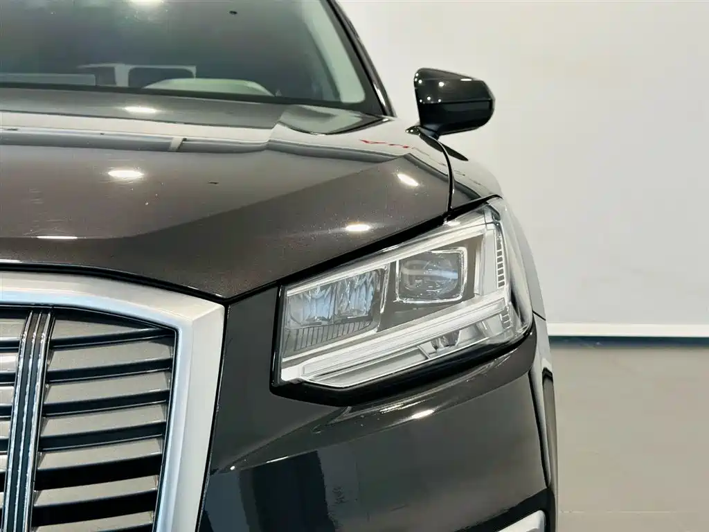 Audi Q2L e-tron 2019