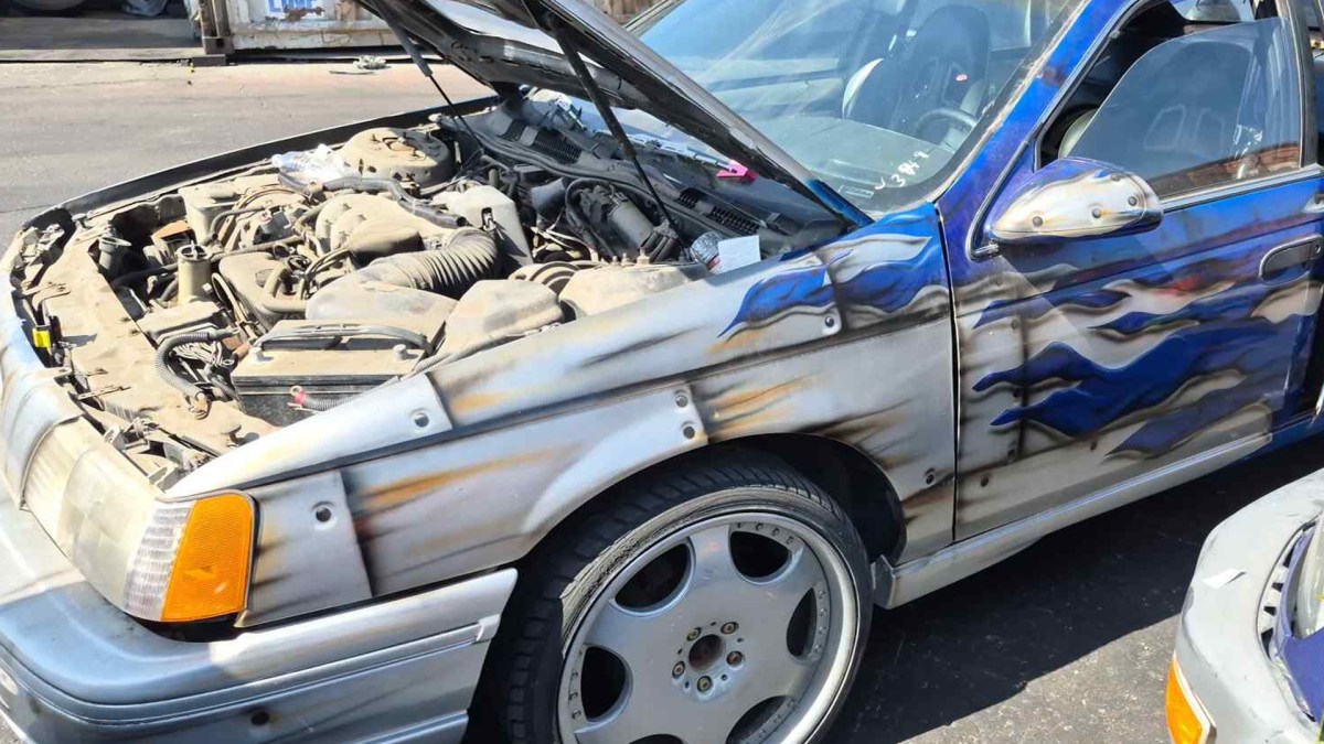 Звезда шоу «Pimp My Ride» на свалке: Ford Taurus 1989 года завершил свой путь в Калифорнии