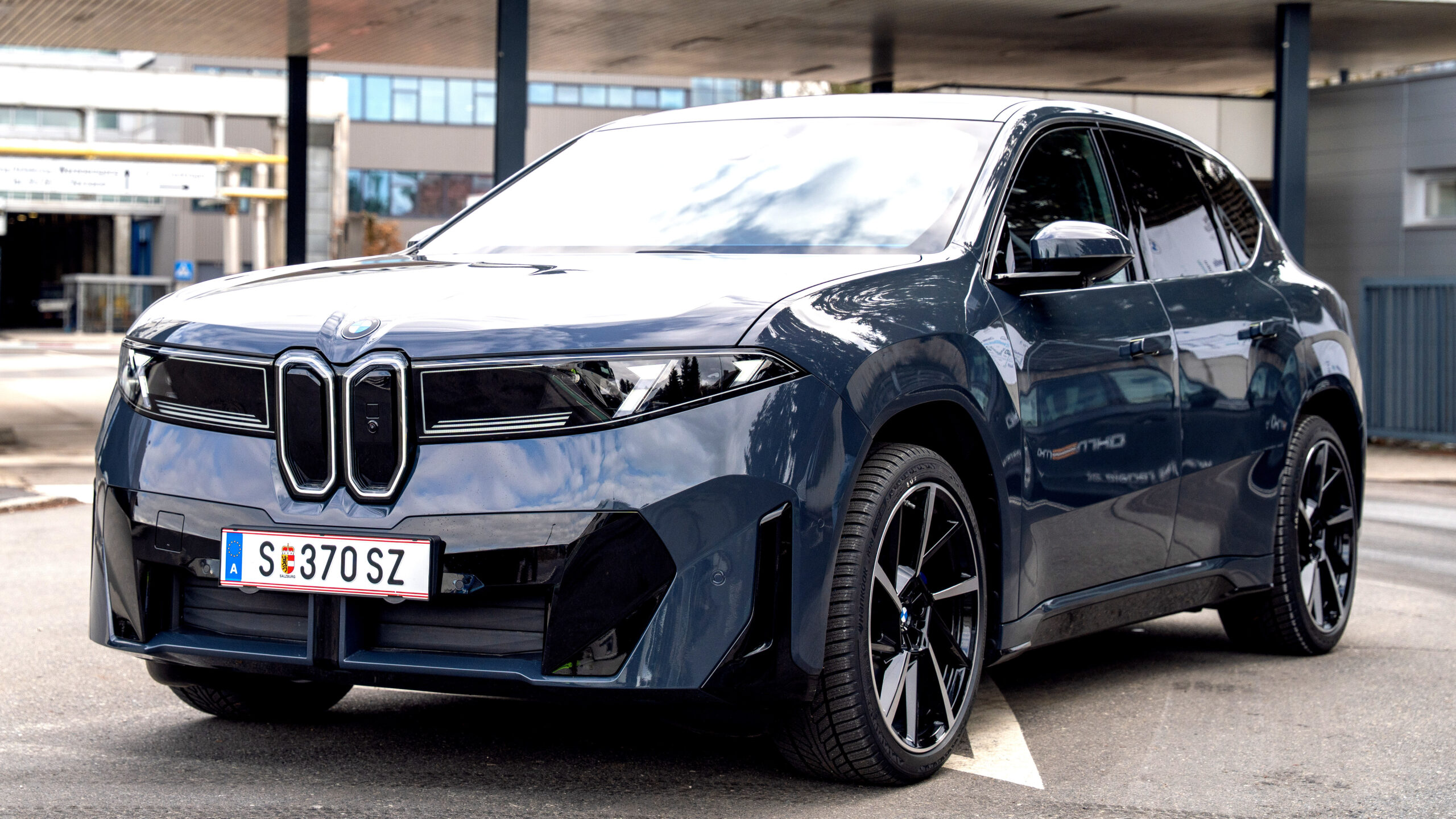 BMW отзывает новые iX3: риск удара током при зарядке и проблемы с подушками безопасности