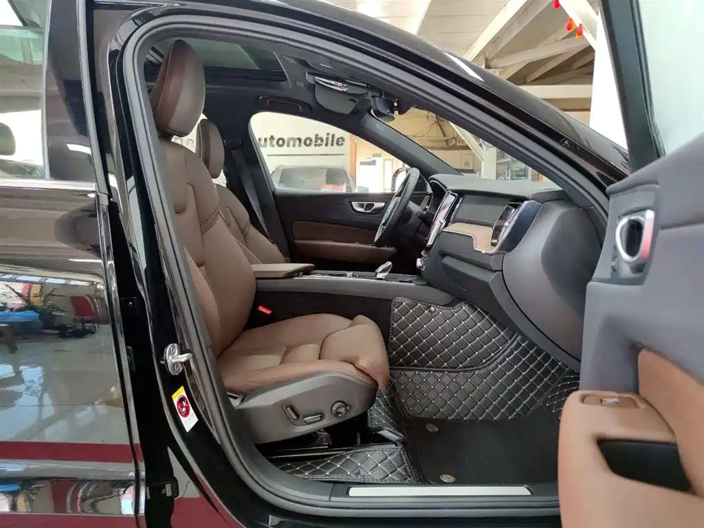 Volvo XC60 2025 B5 AWD Intelligent Distance Luxury Edition