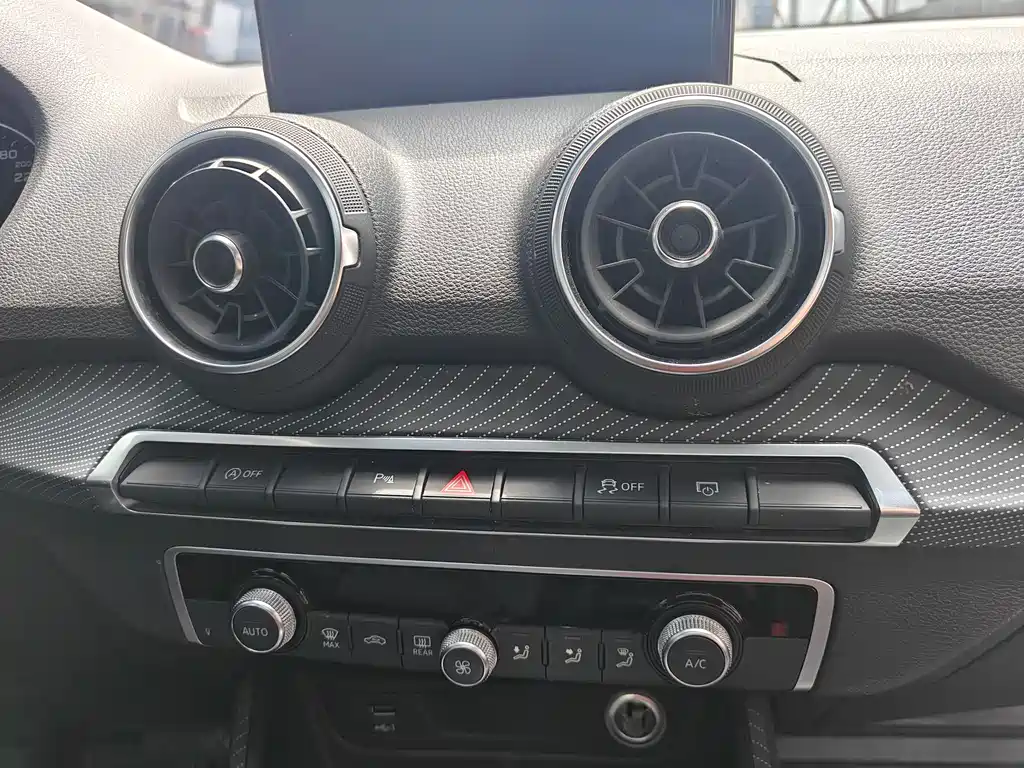 Audi Q2L 2020 35 TFSI Fashion Elegance Edition