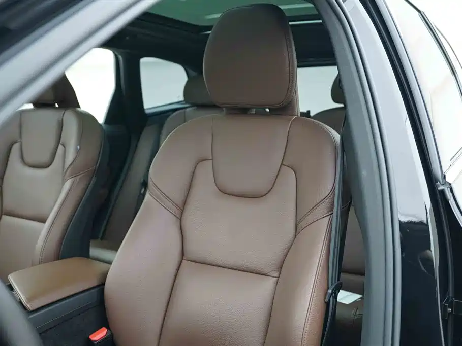 Volvo XC60 2024 B5 AWD Intelligent Distance Luxury Edition